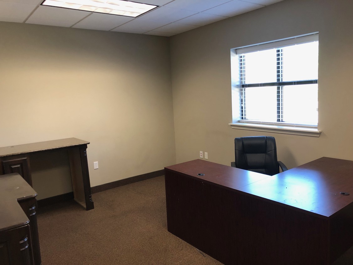 2505 Miller Lane Office Photo with desk